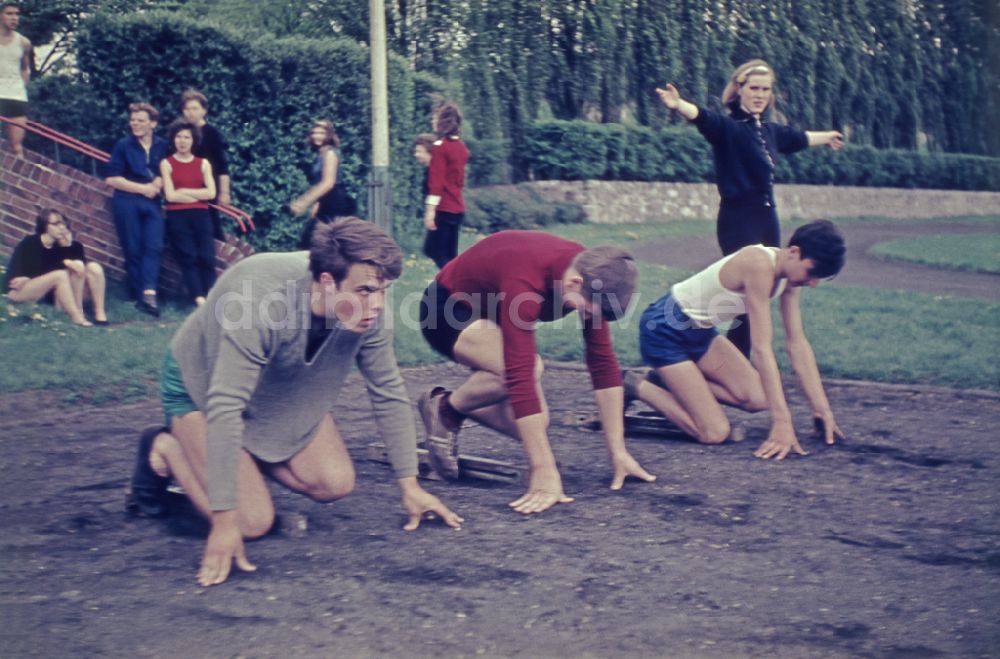 Berlin: Leichtathletik - Sportunterricht auf dem Sportplatz in Berlin in der DDR