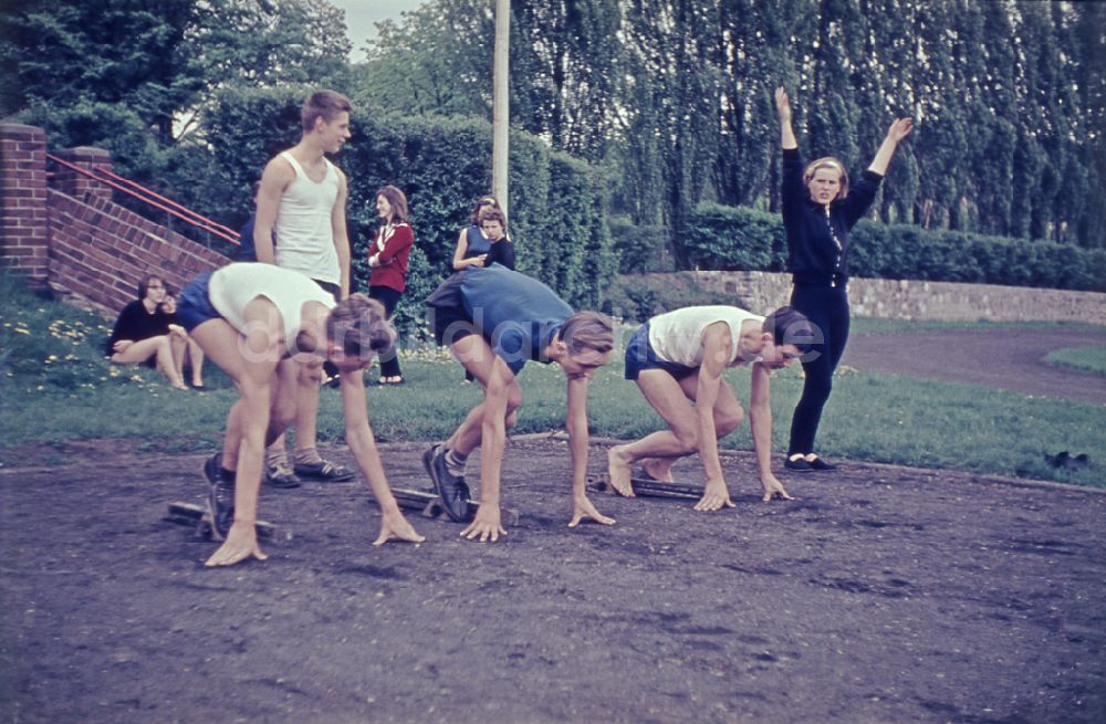 DDR-Bildarchiv: Berlin - Leichtathletik - Sportunterricht auf dem Sportplatz in Berlin in der DDR