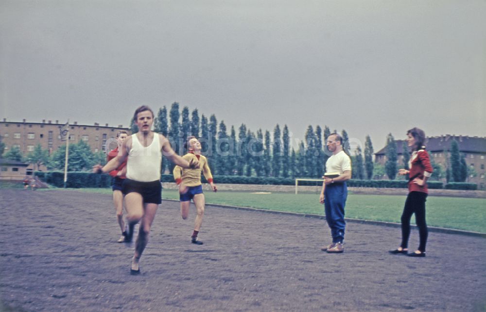 DDR-Fotoarchiv: Berlin - Leichtathletik - Sportunterricht auf dem Sportplatz in Berlin in der DDR