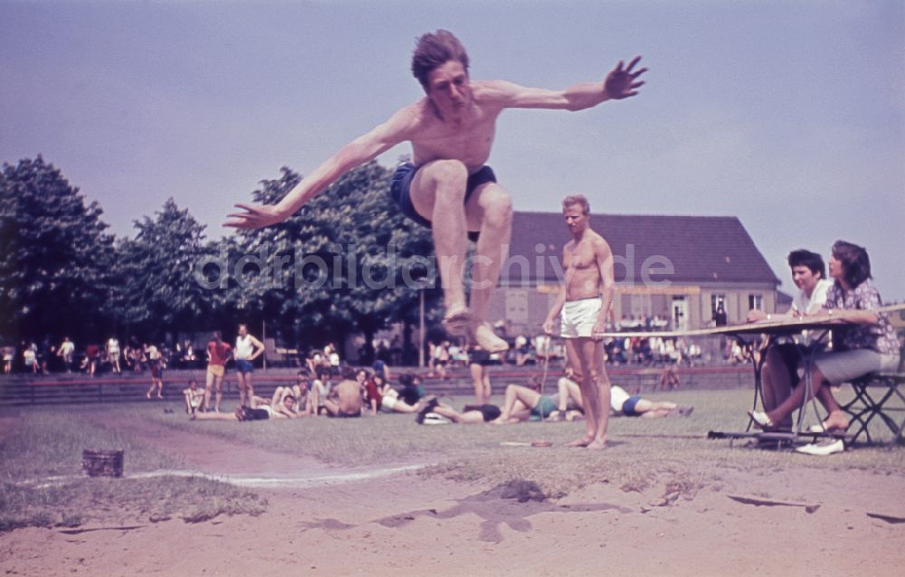 Berlin: Leichtathletik - Sportunterricht auf dem Sportplatz in Berlin in der DDR