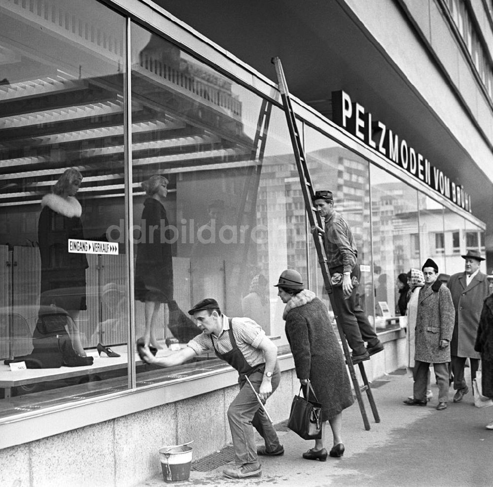DDR-Fotoarchiv: Leipzig - Leipzig - Fensterputzer am Haus Interpelz am Brühl 1966