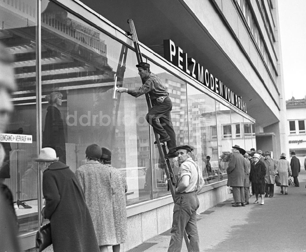 Leipzig: Leipzig - Fensterputzer am Haus Interpelz am Brühl 1966