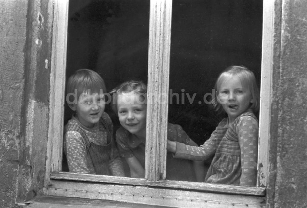 DDR-Fotoarchiv: Leipzig - Leipzig - Kinder am Fenster 1961