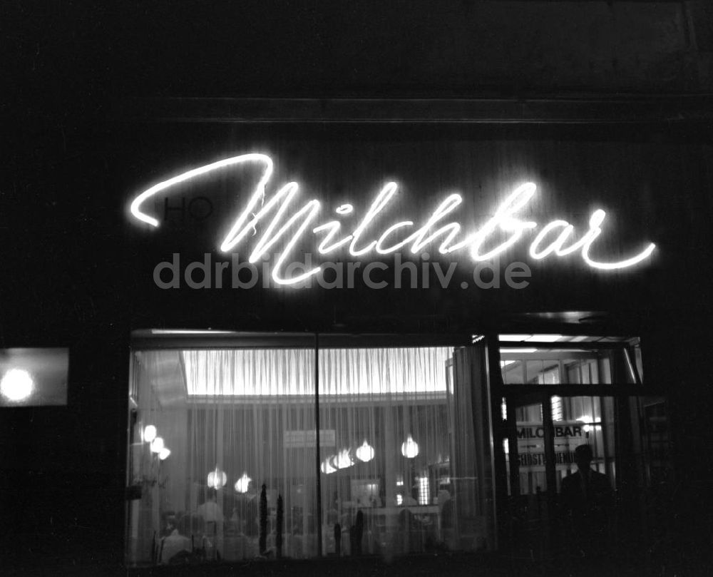 DDR-Bildarchiv: Leipzig - Leipzig - Leuchtreklame HO Milchbar 1966