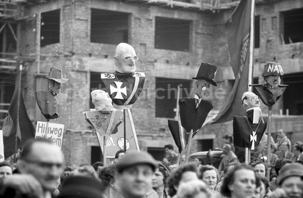 Leipzig: Leipzig - 1. Mai-Demonstration 1958, Feindbilder