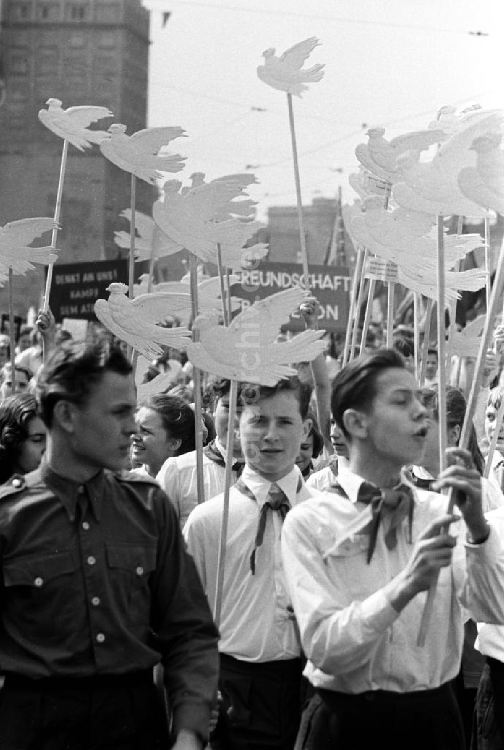 DDR-Bildarchiv: Leipzig - Leipzig - 1. Mai-Demonstration 1958, Friedenstaube