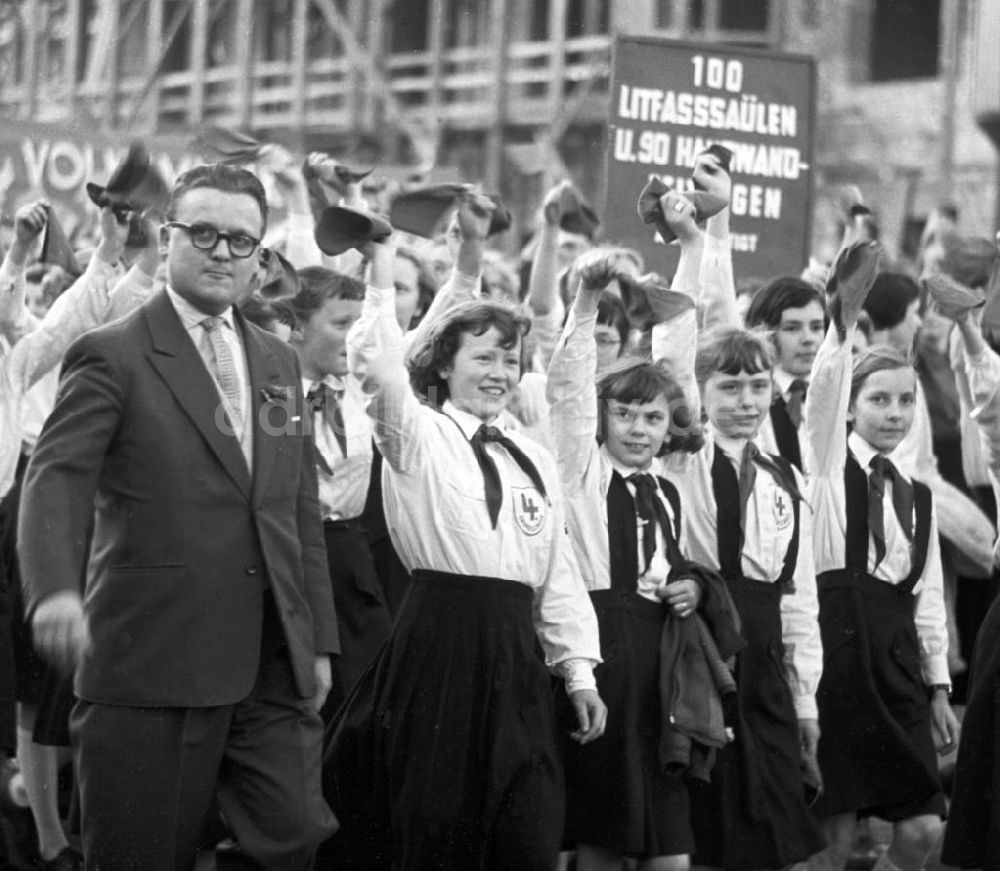 DDR-Bildarchiv: Leipzig - Leipzig - 1. Mai-Demonstration 1958, Pioniere