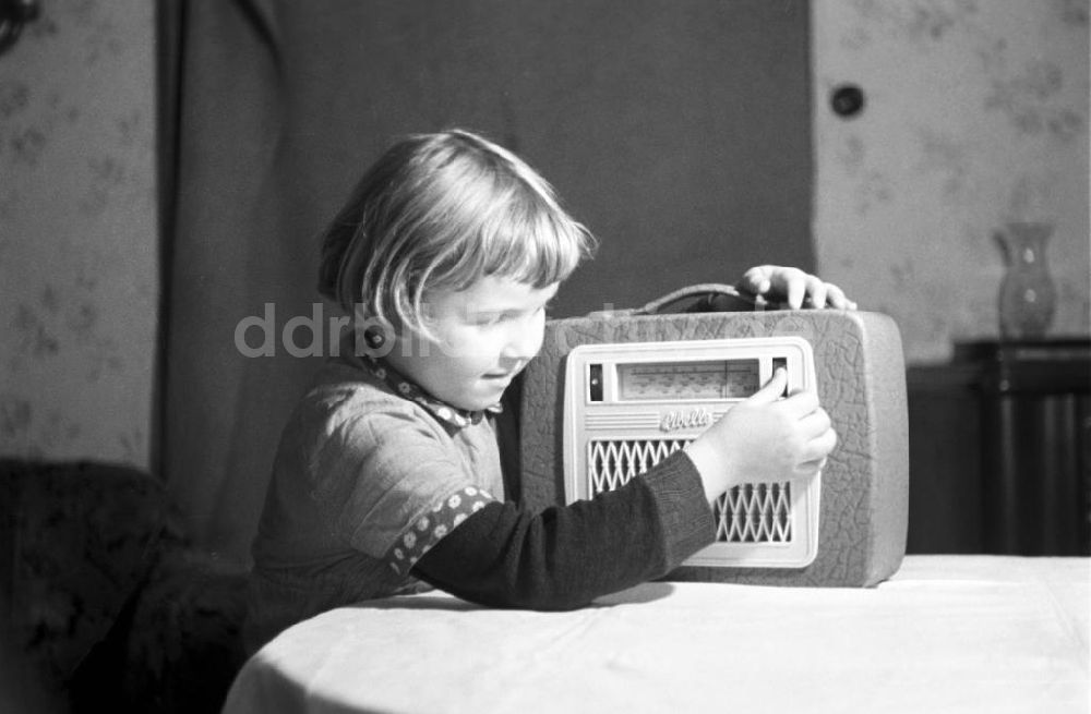 DDR-Fotoarchiv: Leipzig - Leipzig - Mädchen mit Kofferradio Libelle 1957