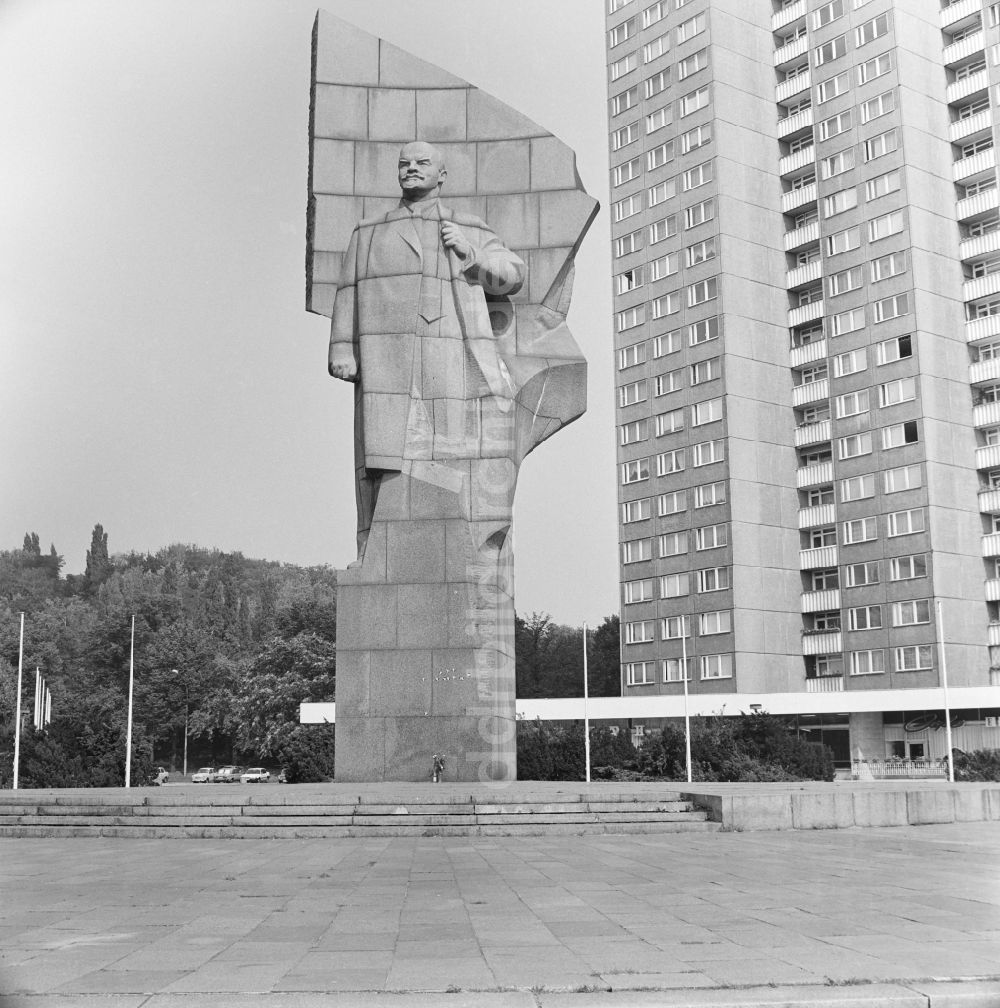 DDR-Bildarchiv: Berlin - Lenindenkmal auf dem Leninplatz in Berlin - Friedrichshain, der ehemaligen Hauptstadt der DDR, Deutsche Demokratische Republik