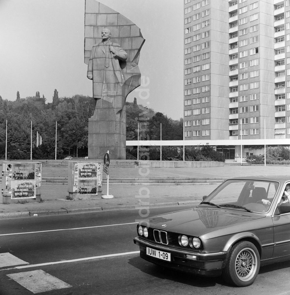 DDR-Fotoarchiv: Berlin - Lenindenkmal auf dem Leninplatz in Berlin - Friedrichshain, der ehemaligen Hauptstadt der DDR, Deutsche Demokratische Republik