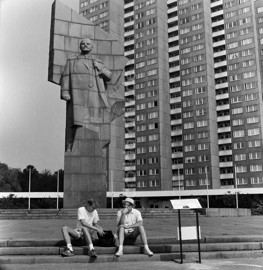Berlin: Lenindenkmal auf dem Leninplatz in Berlin - Friedrichshain, der ehemaligen Hauptstadt der DDR, Deutsche Demokratische Republik