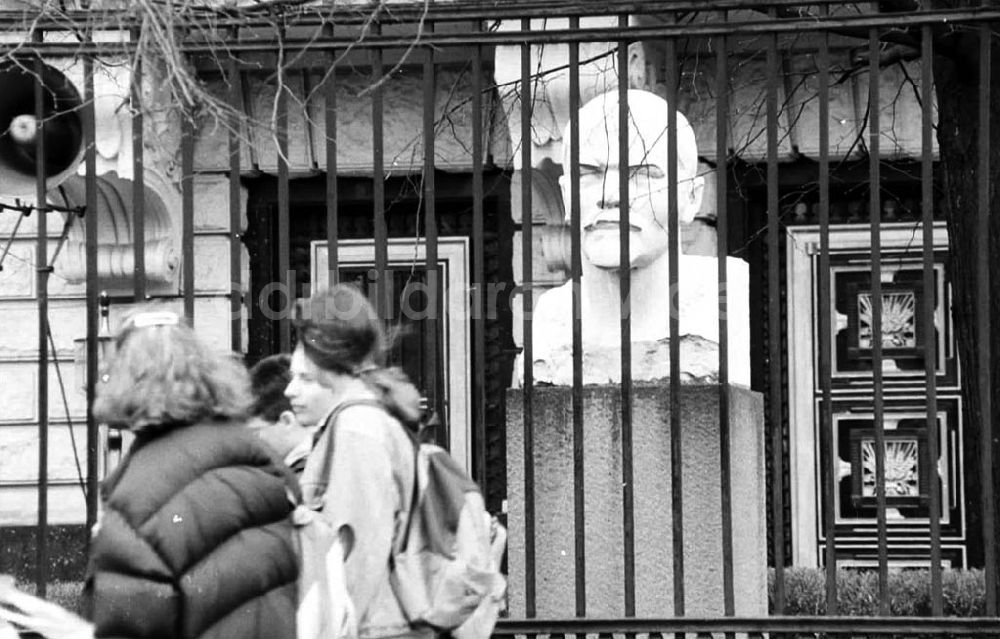 Berlin / Mitte: 24.03.92 Leninplastik vor der russischen Botschaft