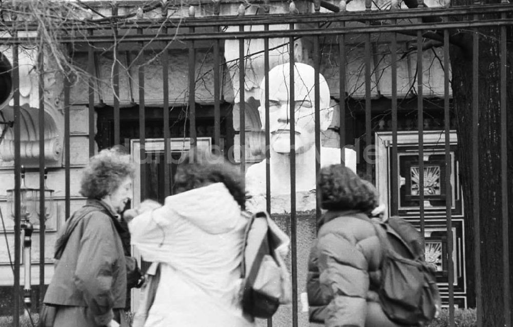 DDR-Bildarchiv: Berlin / Mitte - 24.03.92 Leninplastik vor der russischen Botschaft