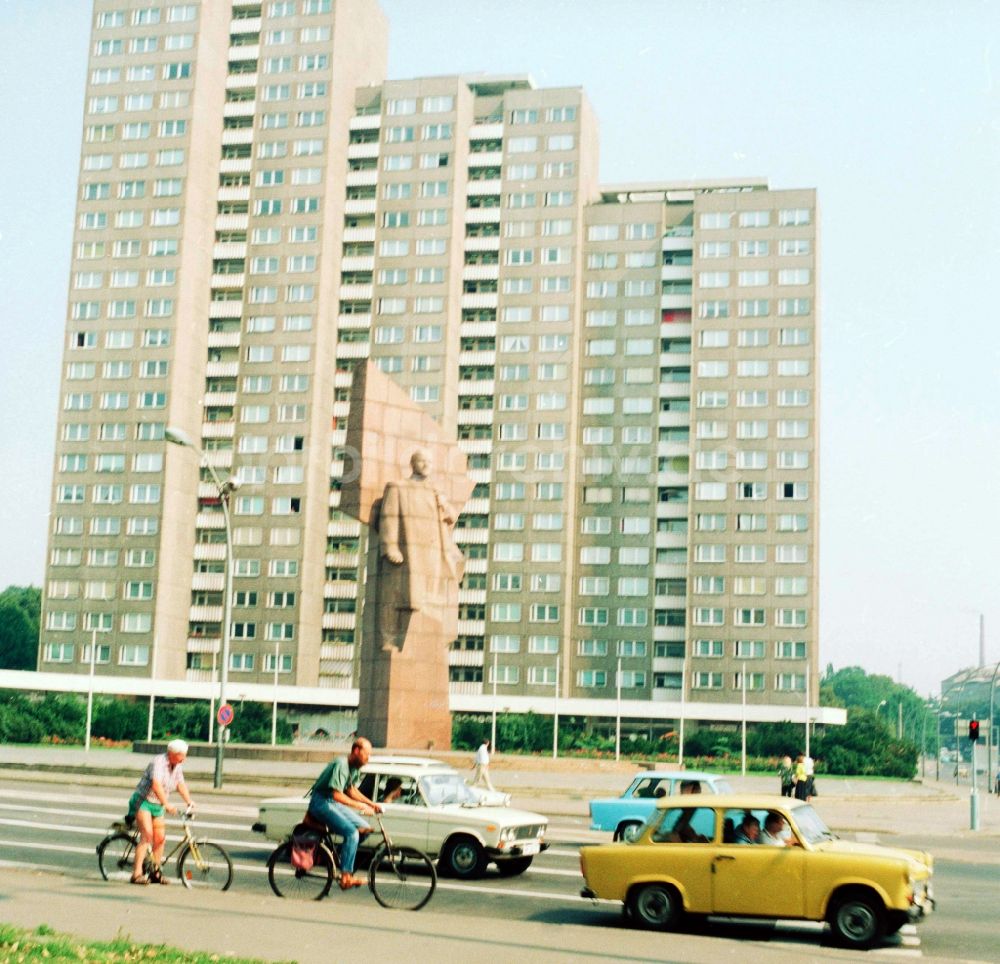 Berlin: Leninplatz mit Lenindenkmal und Wohnhäusern in Berlin, der ehemaligen Hauptstadt der DDR, Deutsche Demokratische Republik