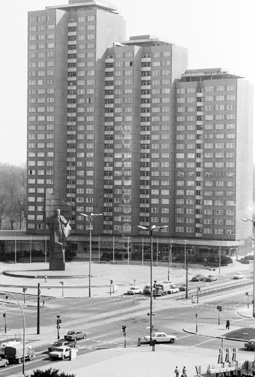 DDR-Fotoarchiv: Berlin - Leninplatz mit Lenindenkmal und Wohnhäusern in Berlin, der ehemaligen Hauptstadt der DDR, Deutsche Demokratische Republik