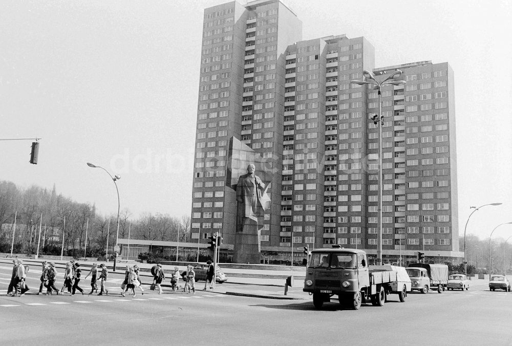 DDR-Bildarchiv: Berlin - Leninplatz mit Lenindenkmal und Wohnhäusern in Berlin, der ehemaligen Hauptstadt der DDR, Deutsche Demokratische Republik