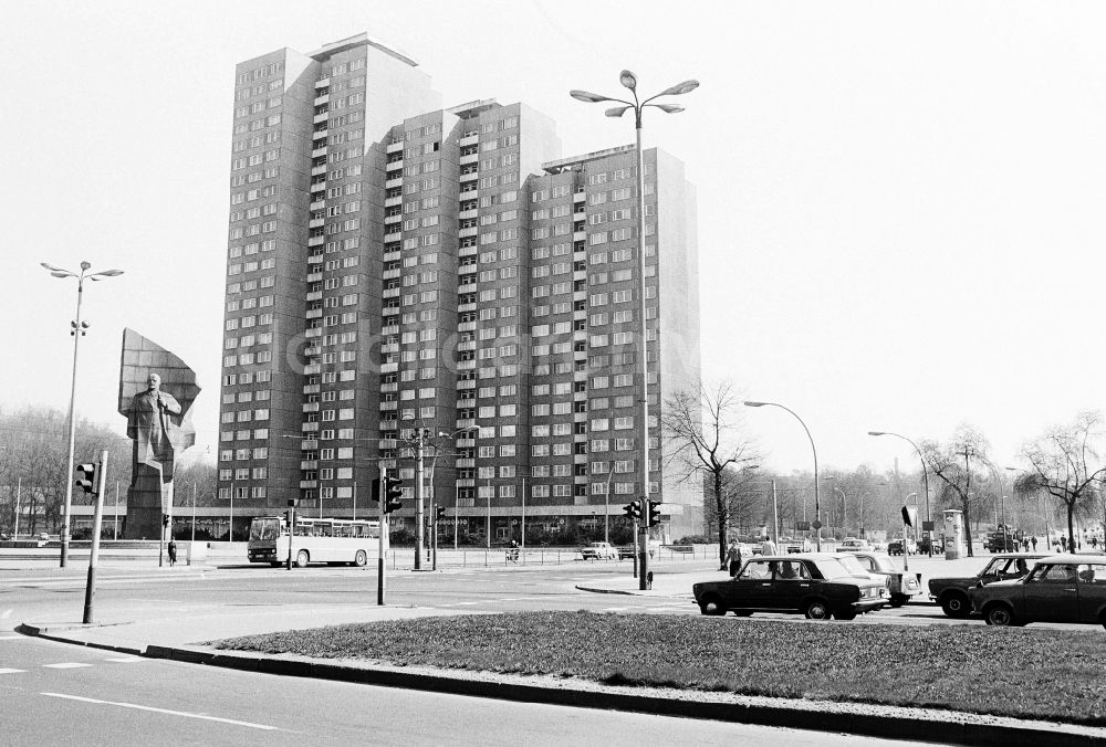 DDR-Fotoarchiv: Berlin - Leninplatz mit Lenindenkmal und Wohnhäusern in Berlin, der ehemaligen Hauptstadt der DDR, Deutsche Demokratische Republik