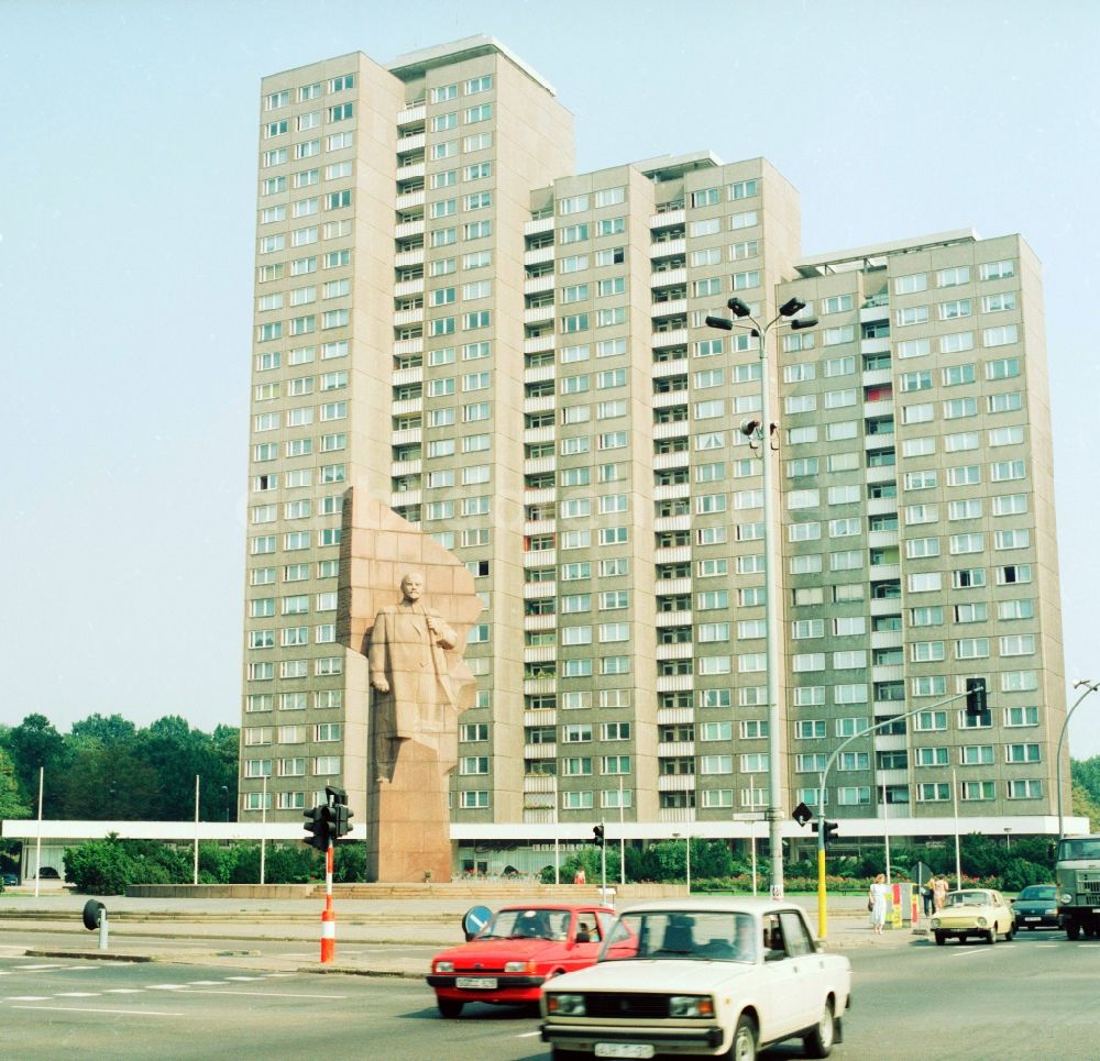 DDR-Bildarchiv: Berlin - Leninplatz mit Lenindenkmal und Wohnhäusern in Berlin, der ehemaligen Hauptstadt der DDR, Deutsche Demokratische Republik