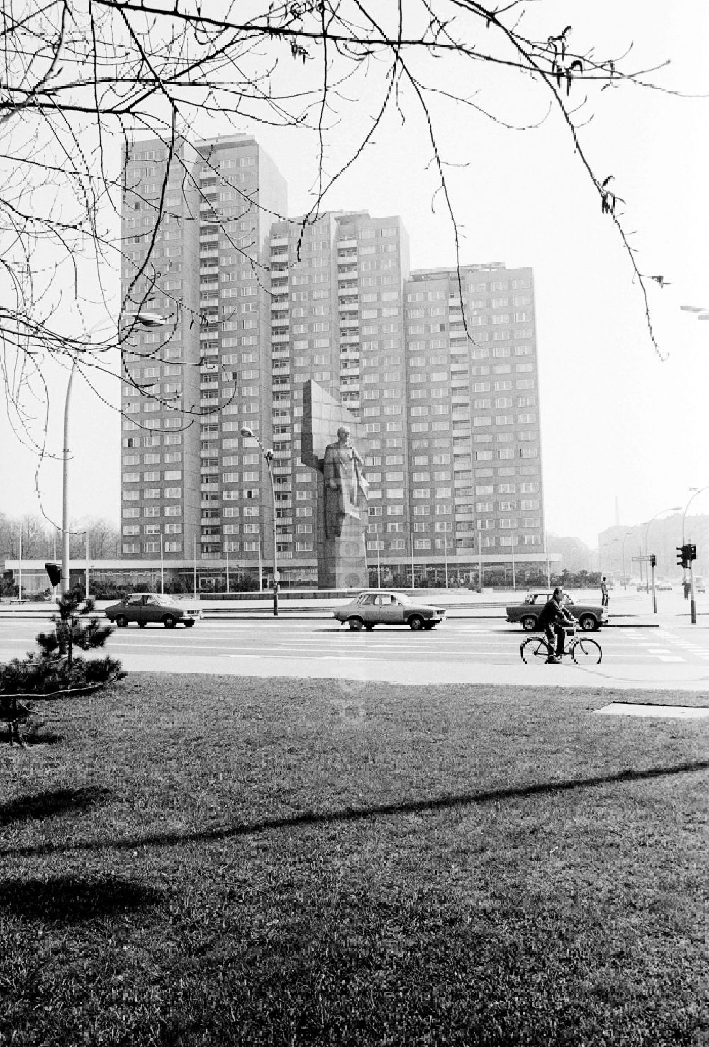 Berlin: Leninplatz mit Lenindenkmal und Wohnhäusern in Berlin, der ehemaligen Hauptstadt der DDR, Deutsche Demokratische Republik