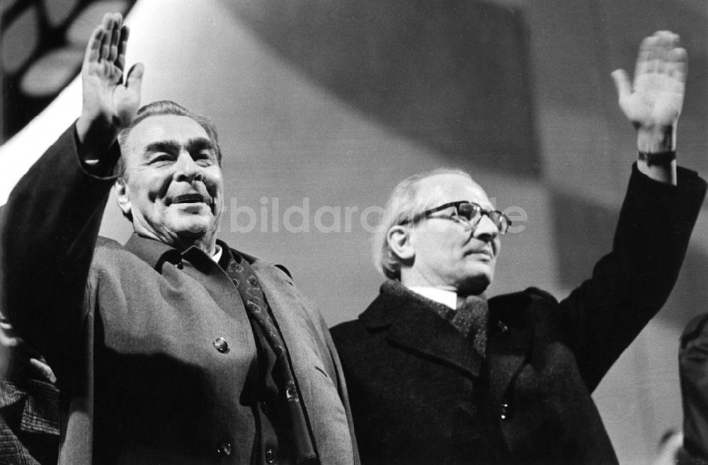 Berlin: Leonid Breschnew und Erich Honecker vor der Fest-Tribüne auf der Karl-Marx-Allee in Berlin, der ehemaligen Hauptstadt der DDR, Deutsche Demokratische Republik