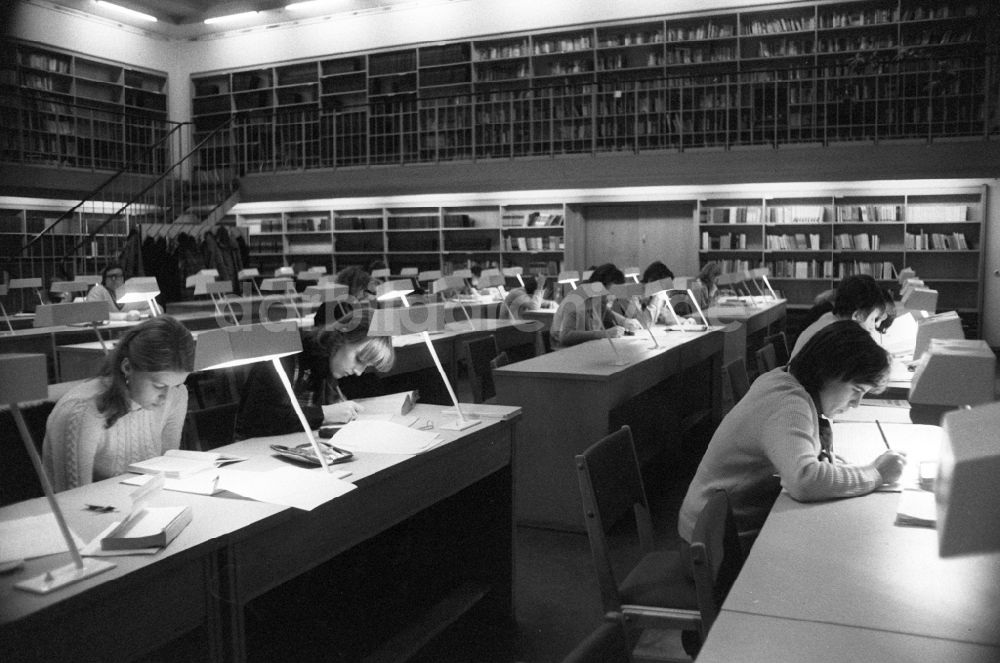 DDR-Bildarchiv: Berlin - Lesesaal der Humboldt-Universität Berlin