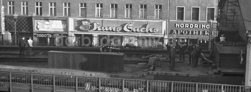DDR-Fotoarchiv: Berlin - Leuchtreklame an der Schönhauser Allee, Berlin 1968