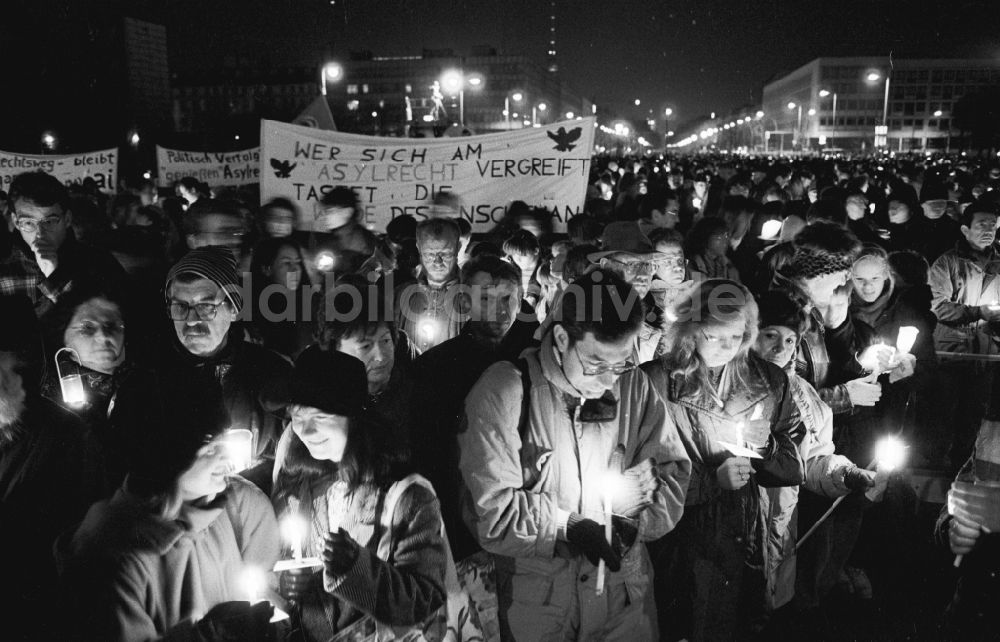 DDR-Bildarchiv: Berlin - Lichterkette gegen Ausländerhass in Berlin