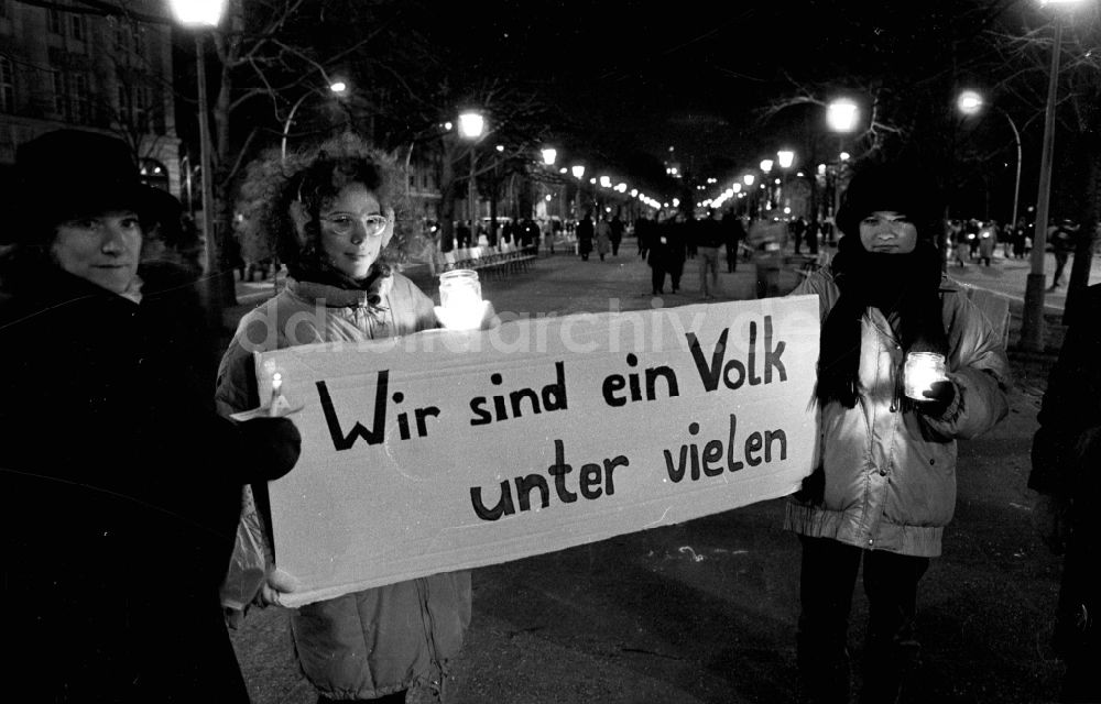 Berlin: Lichterkette gegen Ausländerhass in Berlin