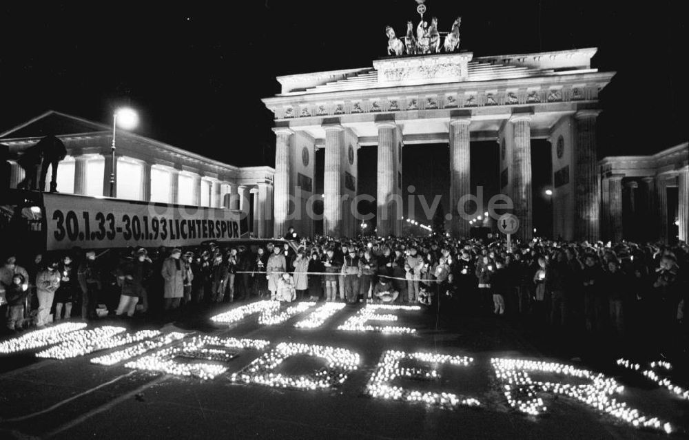 DDR-Fotoarchiv: Berlin-Mitte - Lichterkette gegen Ausländerhass am Brandenburger Tor in Berlin