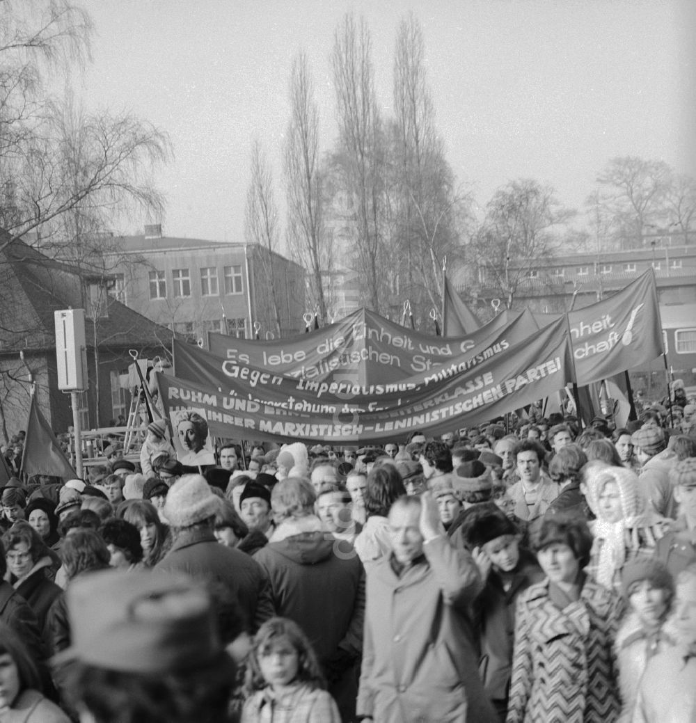 Berlin: Liebknecht-Luxemburg-Demonstration auf dem Zentralfriedhof Friedrichsfelde in Berlin- Lichtenberg