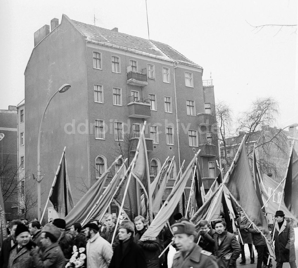DDR-Bildarchiv: Berlin - Liebknecht-Luxemburg-Demonstration auf dem Zentralfriedhof Friedrichsfelde in Berlin- Lichtenberg