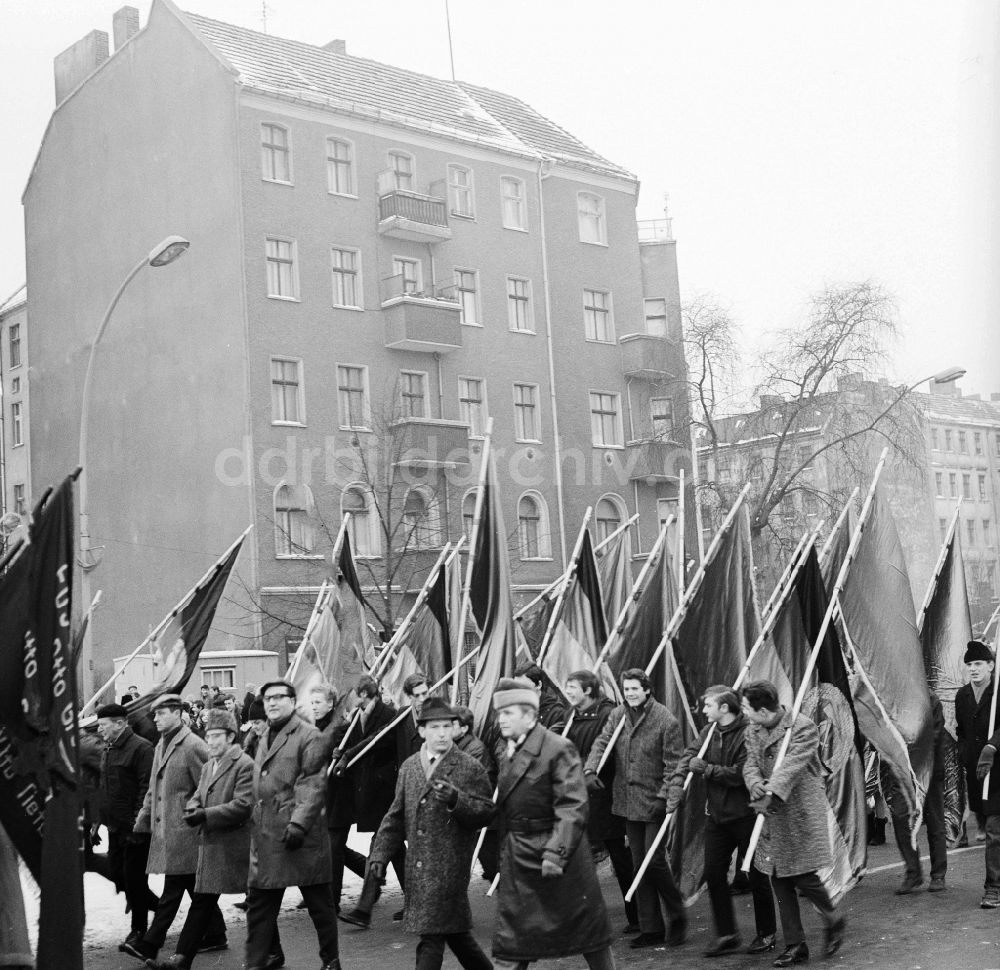 DDR-Fotoarchiv: Berlin - Liebknecht-Luxemburg-Demonstration auf dem Zentralfriedhof Friedrichsfelde in Berlin- Lichtenberg