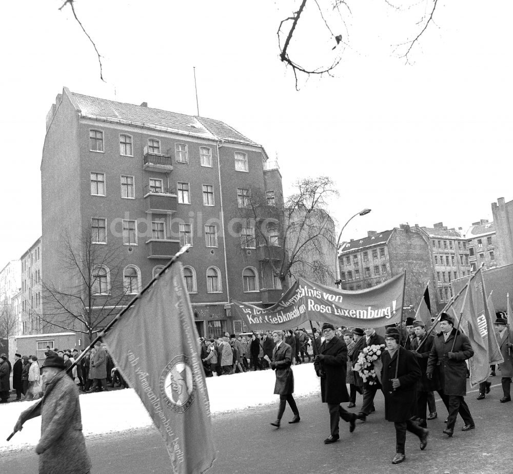 Berlin: Liebknecht-Luxemburg-Demonstration auf dem Zentralfriedhof Friedrichsfelde in Berlin- Lichtenberg