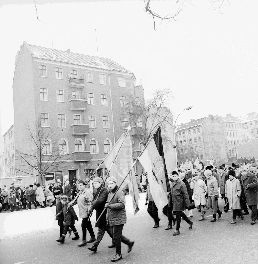 DDR-Bildarchiv: Berlin - Liebknecht-Luxemburg-Demonstration auf dem Zentralfriedhof Friedrichsfelde in Berlin- Lichtenberg
