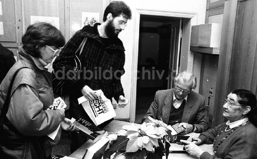 Berlin: Lin Jaldatin und Eberhard Rebling, signieren ihr Buch Sag nie, du gehst den letzten Weg im Brechtbuchladen in der Chausseestraße - Berlin Umschlagnr