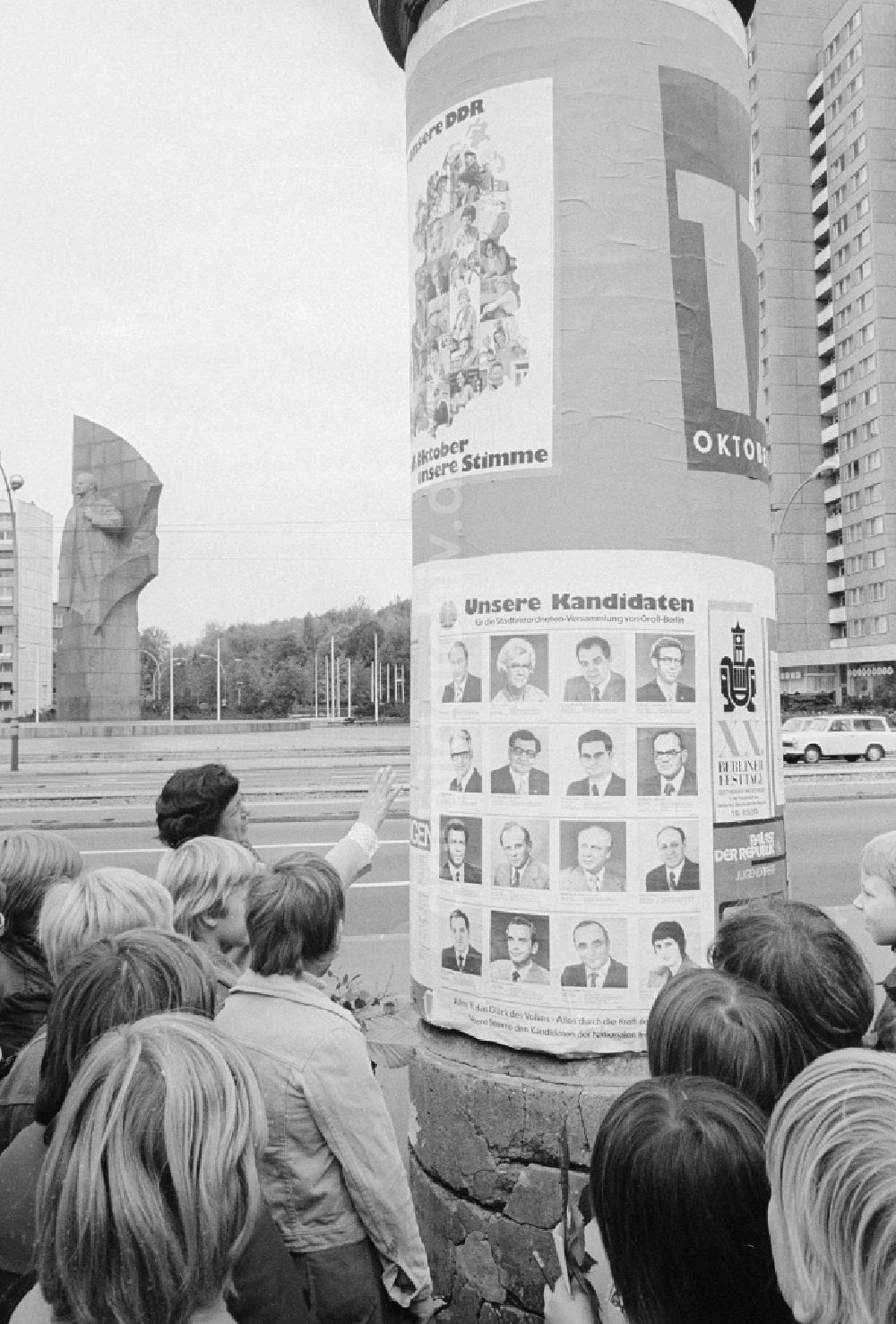 DDR-Fotoarchiv: Berlin - Litfaßsäule mit Wahlplakaten zur Wahl der 7. Volkskammer der DDR in Berlin, der ehemaligen Hauptstadt der DDR, Deutsche Demokratische Republik