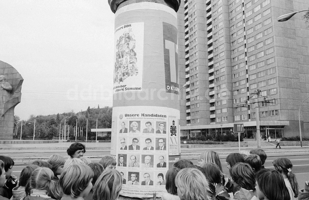 DDR-Fotoarchiv: Berlin - Litfaßsäule mit Wahlplakaten zur Wahl der 7. Volkskammer der DDR in Berlin, der ehemaligen Hauptstadt der DDR, Deutsche Demokratische Republik