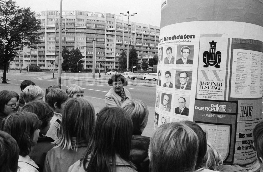 Berlin: Litfaßsäule mit Wahlplakaten zur Wahl der 7. Volkskammer der DDR in Berlin, der ehemaligen Hauptstadt der DDR, Deutsche Demokratische Republik