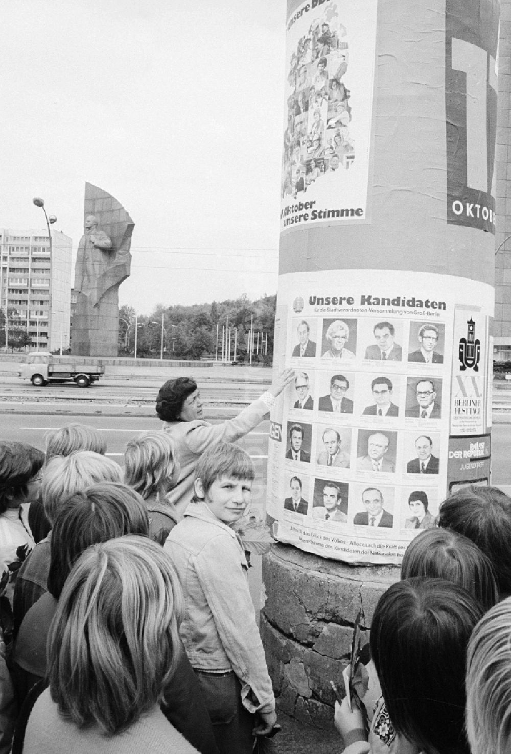 DDR-Bildarchiv: Berlin - Litfaßsäule mit Wahlplakaten zur Wahl der 7. Volkskammer der DDR in Berlin, der ehemaligen Hauptstadt der DDR, Deutsche Demokratische Republik