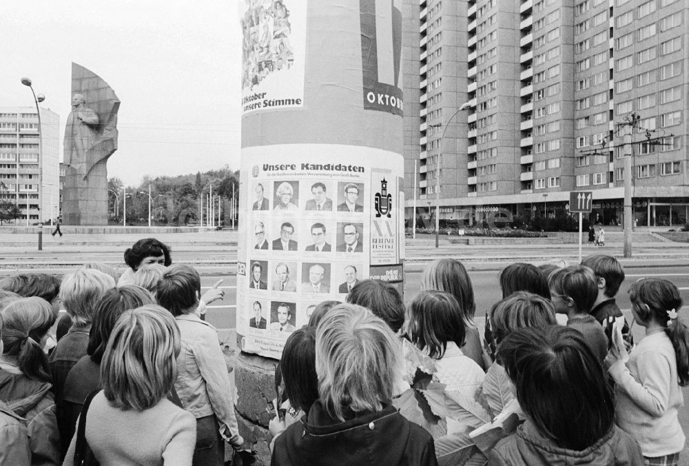 Berlin: Litfaßsäule mit Wahlplakaten zur Wahl der 7. Volkskammer der DDR in Berlin, der ehemaligen Hauptstadt der DDR, Deutsche Demokratische Republik