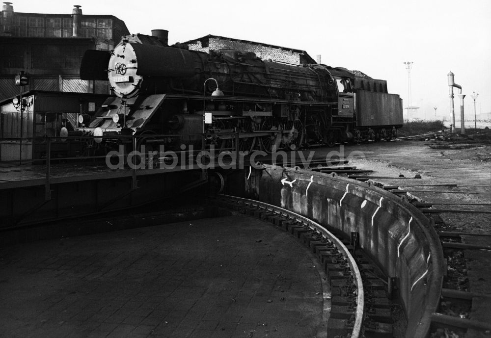 DDR-Fotoarchiv: Halberstadt - Lokomotive der Baureihe 41 1117-5 auf der Drehscheibe des Lokschuppen des BW Bahnbetriebswerk in Halberstadt in Sachsen-Anhalt in der DDR