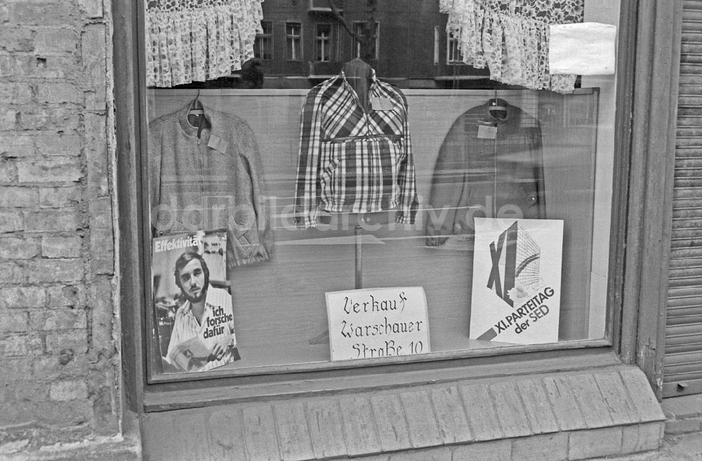 DDR-Bildarchiv: Berlin - Losung und Plakate in einem Schaufenster in Berlin in der DDR