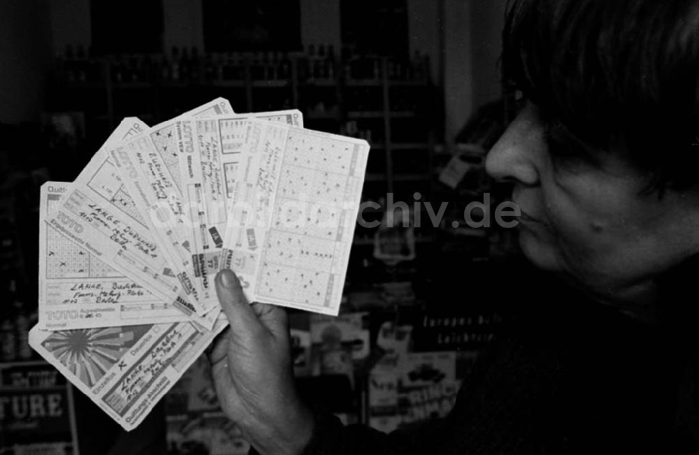 DDR-Bildarchiv: unbekannt - Lottoscheine 23.09.92 Foto:ND/ Lange Umschlag 1159