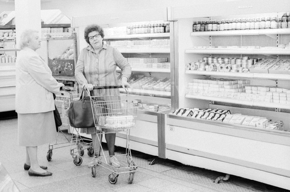 DDR-Bildarchiv: Berlin - 2 ältere Damen unterhalten sich in einer Kaufhalle in Berlin, der ehemaligen Hauptstadt der DDR, Deutsche Demokratische Republik