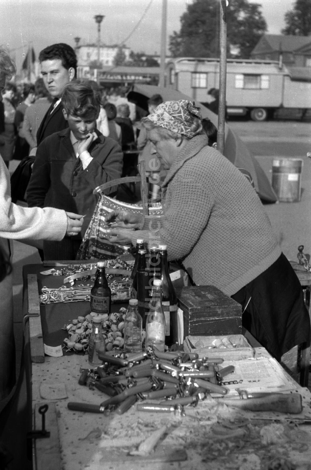 DDR-Bildarchiv: Magdeburg - Ältere Frau mit Kopftuch verkauft Korken und Schnappverschlüsse an ihrem Stand in Magdeburg