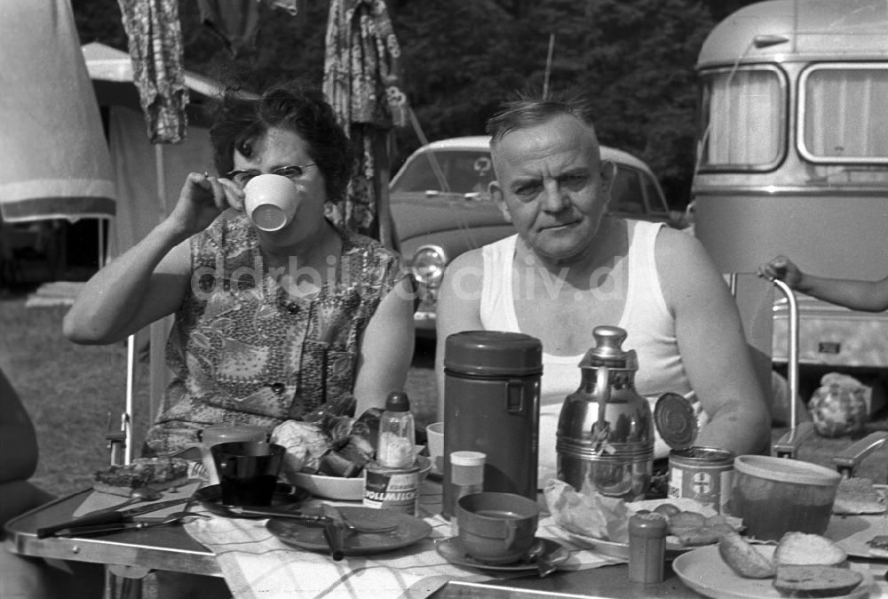 DDR-Bildarchiv: Neuruppin OT Stendenitz - Älteres Paar beim Frühstück auf dem Campingplatz Am Rottstielfließ am Tornowsee in Brandenburg