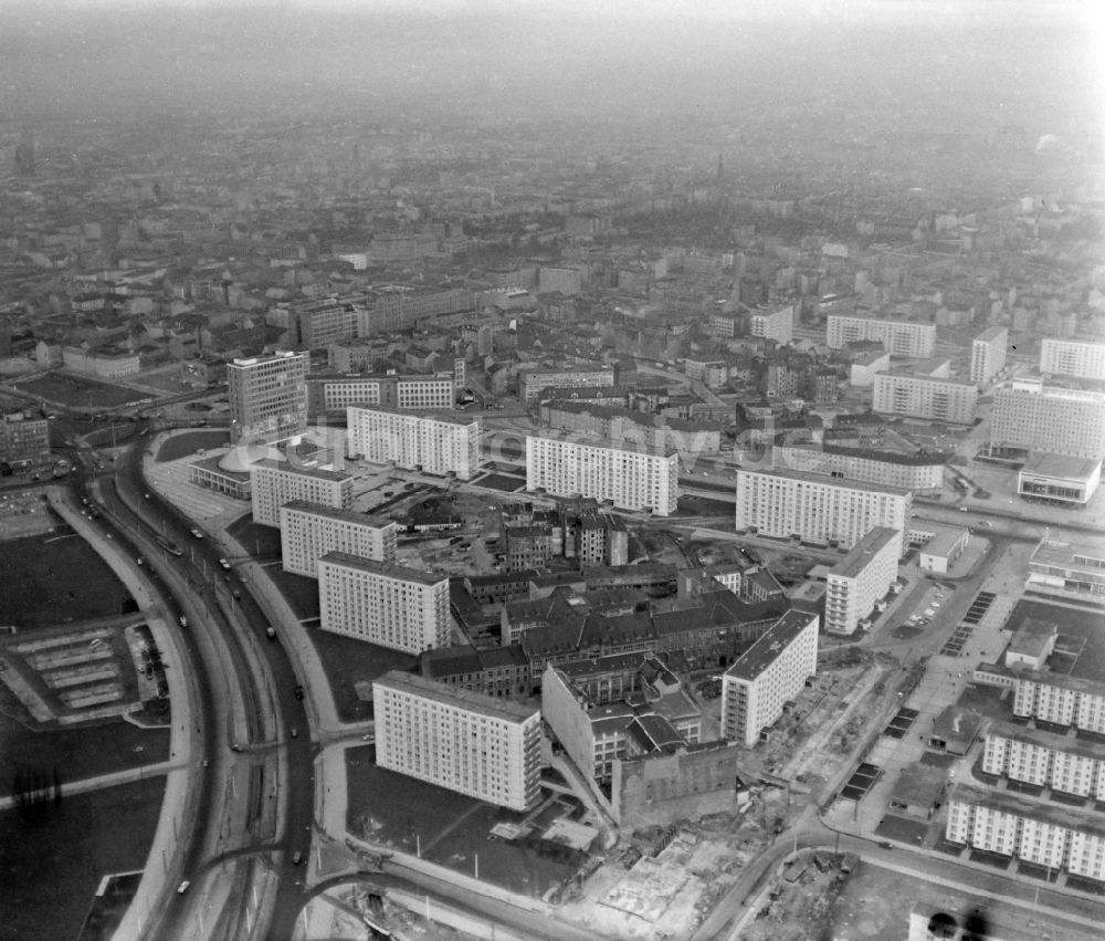 DDR-Bildarchiv: Berlin - Luftbild Wohngebiet an der Alexanderstraße in Berlin, der ehemaligen Hauptstadt der DDR, Deutsche Demokratische Republik