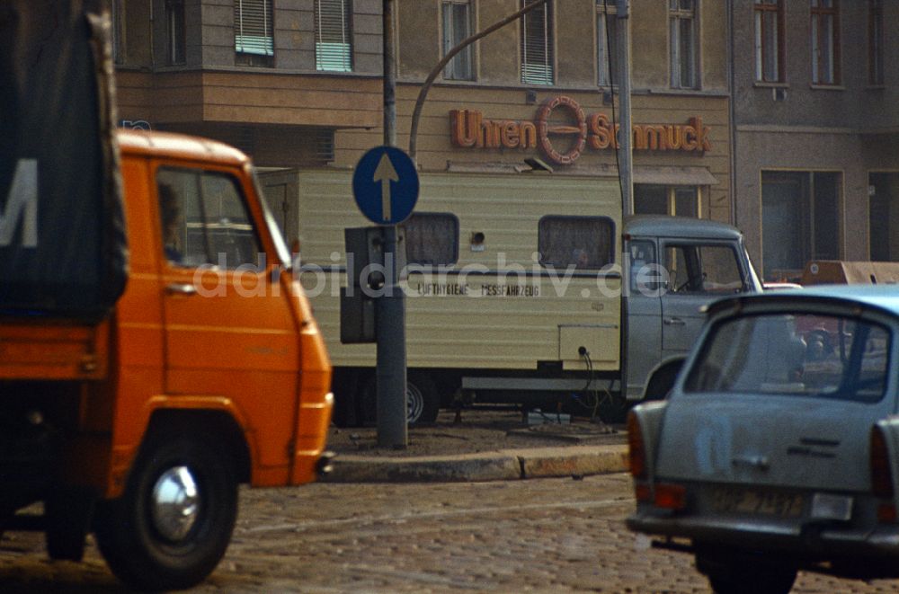 Berlin: Lufthygiene Messfahrzeug im Einsatz in Ostberlin in der DDR