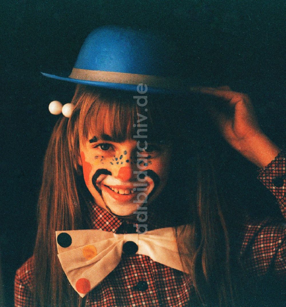DDR-Fotoarchiv: Berlin - Mädchen mit Hut geschminkt als Clown zum Fasching im Portrait in Berlin