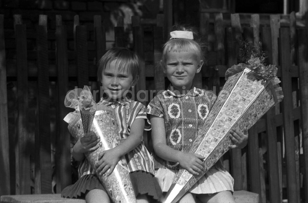 DDR-Fotoarchiv: Berlin - Mitte - 2 Mädchen mit ihren Zuckertüten in Berlin